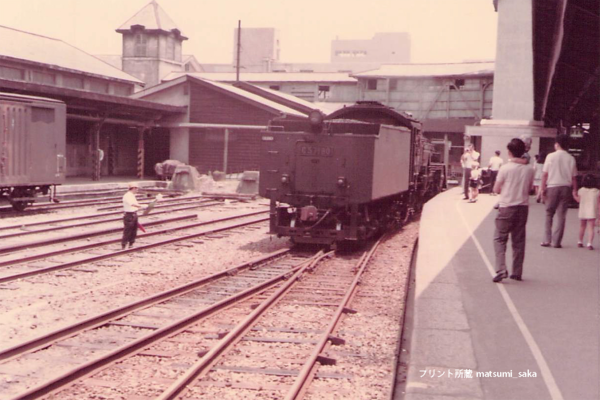 どこか分からないけど、良い風景だなと思い購入した写真。 線路の分岐に合わせたホームの曲がり具合、向かいの貨物ホーム、背後の色々継ぎ足したような建築物。 写るC57 190が梅小路機関区所属という事を手がかりに調べると、撮影場所は1960年代後半〜70年頃の京都駅山陰線ホームのようだ。