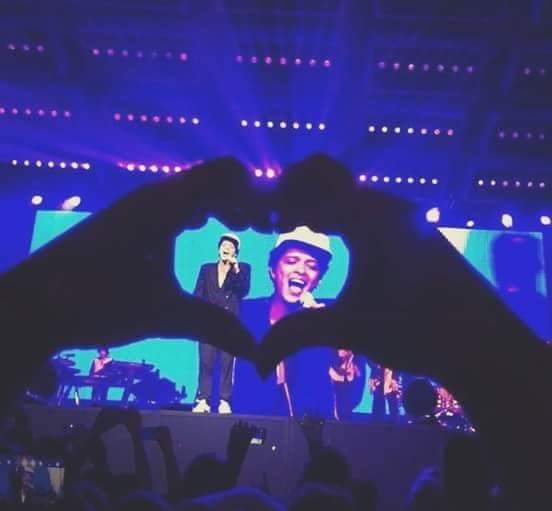 brunomarsmemes_'s tweet photo. #BrunoMarsComeToLATAM @BrunoMars 😭☝️ https://t.co/Y8vV9X9Q6S