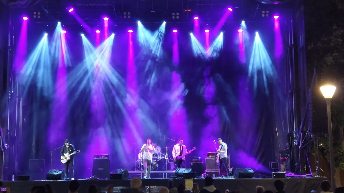 Jjo_Rodriguez's tweet photo. Cerramos la #NocheBlanca #Burgos, con un emotivo recuerdo a mi madre y a muchos de nuestros familiares.
Concierto de @lobocorderock en el parque de San Agustín👏❤️🩹🙏.
La canción: "Cine de verano". #AFABUR #Alzheimer.
Buenas noches, pájaros nocturnos.
https://t.co/zIXJefPRQ9 https://t.co/sJ1rokaJYq