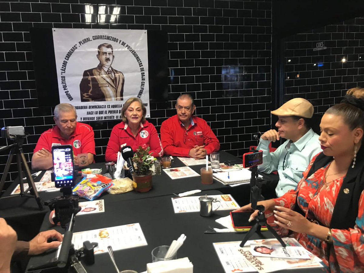 Sabadeando hoy en #Mexicali en campaña al Senado y muy contenta de participar en el grupo político Lázaro Cárdenas que preside el Profr. Manuel Murillo García.

Conversamos de los temas que preocupan y afectan a la población de Baja California.