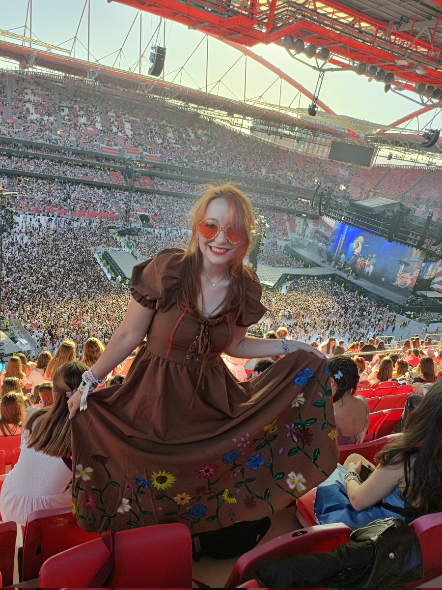 merDG13's tweet photo. Welcome to the acoustic set! 🏵️🌻🌼🌺 #LisbonTStheErasTour https://t.co/aSeIBAi1nT