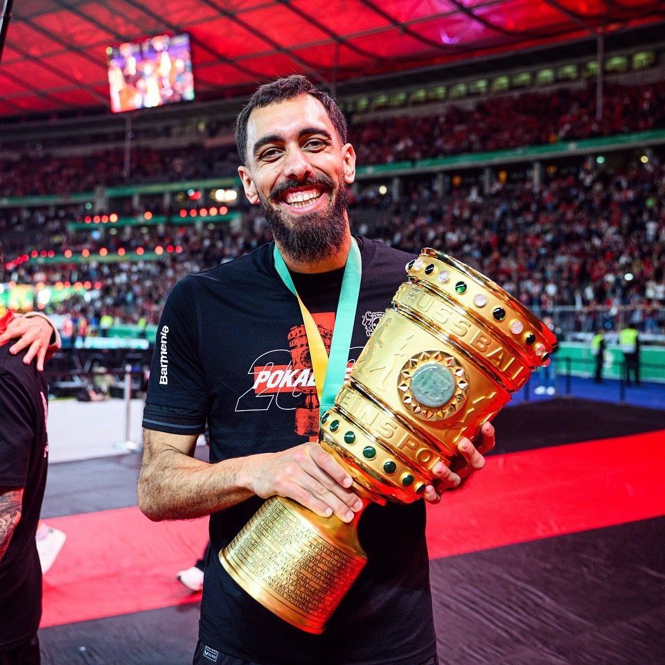 RealBetis's tweet photo. Y tras una Bundesliga histórica… ¡campeón también de la Copa de Alemania! 🏆🏆🇩🇪

¡Enhorabuena, @BorjaIglesias9! 🐼👏 https://t.co/gYmROzuguJ