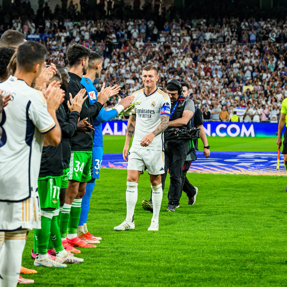 👏👏👏👏 Fue un honor, @ToniKroos. Enhorabuena por una carrera legendaria.