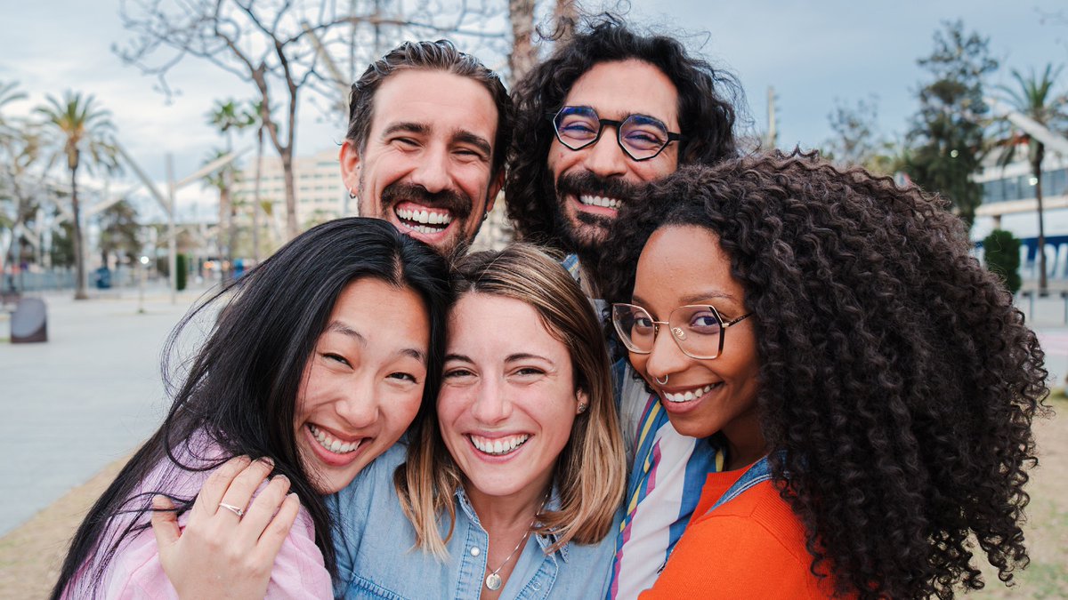According to one study reported by Mental Health America, a key difference between very happy people and less-happy people was good relationships 😃👯😄 Discover more of the benefits of interpersonal connections in the full article 👉 loom.ly/kMAa0po