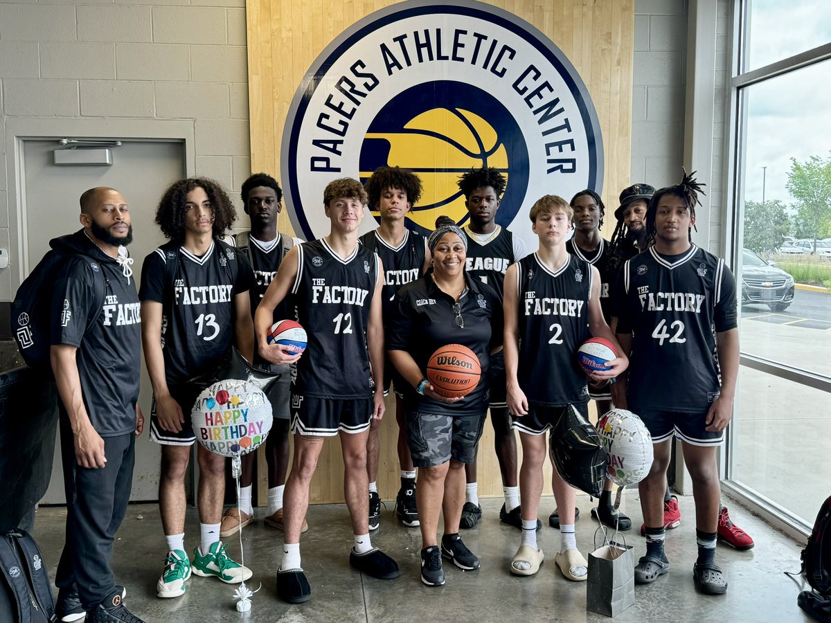 SamParsons_3's tweet photo. Squad 🏀💪🏽🏆 @TeamTeagueindy @pacersac @PrepHoopsIN https://t.co/WIreQ0EwSo