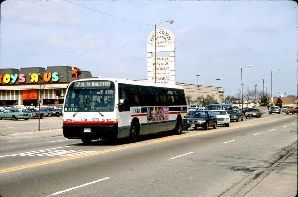 The old Brickyard Mall shopping center with
Toys R Us.

#ChicagoHistory ☑️