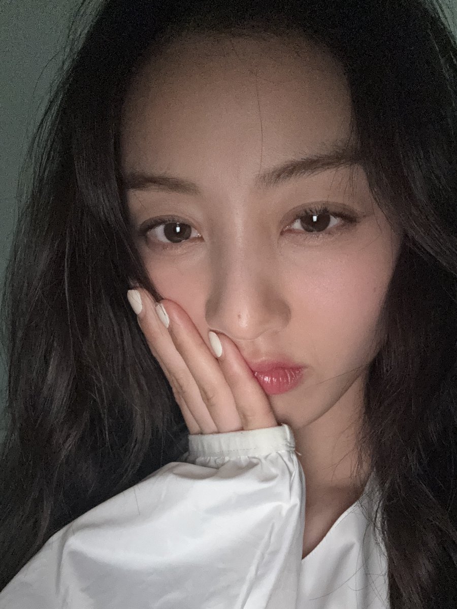 jihyosource's tweet photo. OMG HOW CAN JIHYO BE SO PRETTY https://t.co/w0SNQizXED