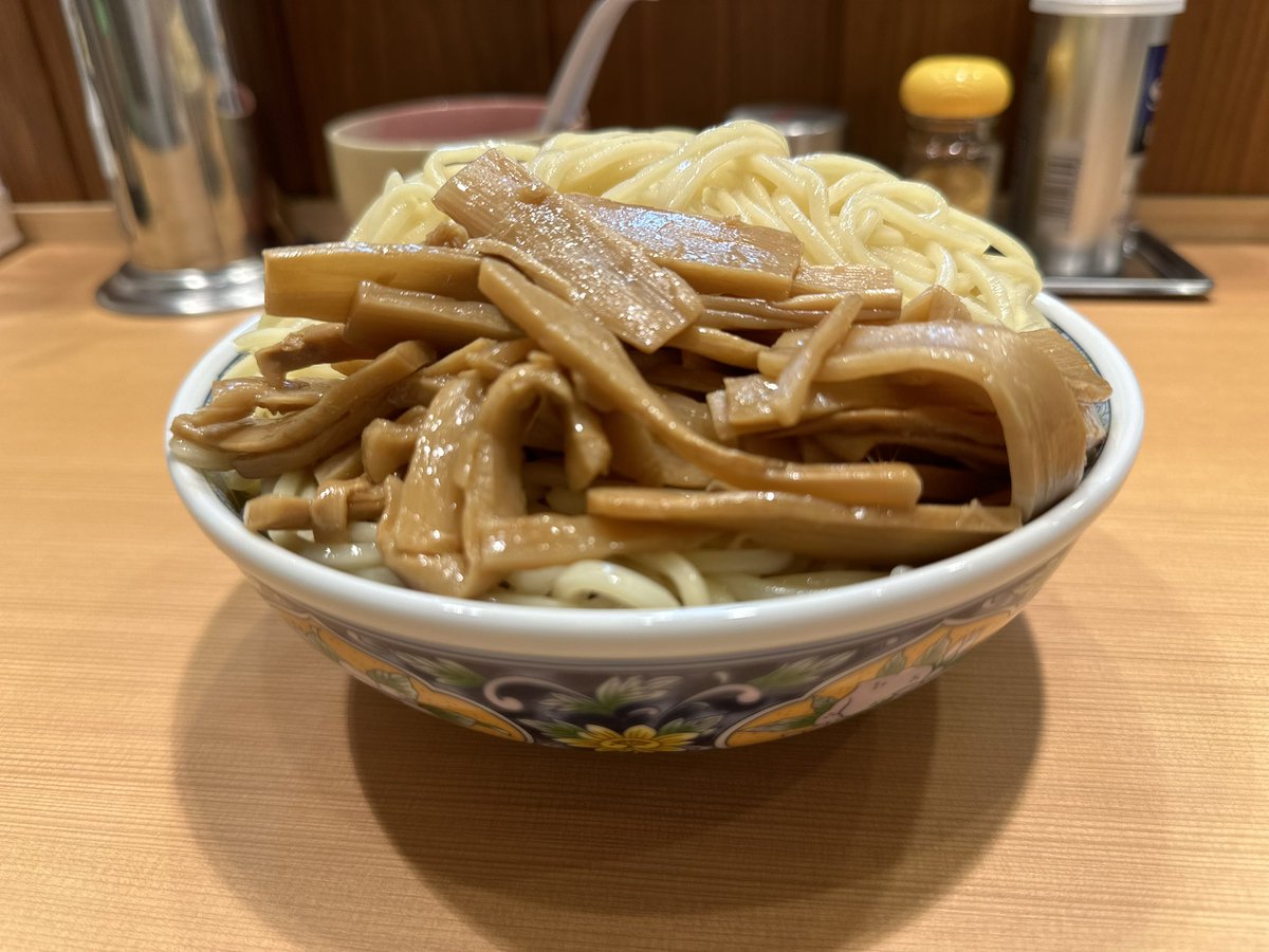 水戸市 ラーメン くにお

塩魚介味
つけチャーシュー㊥400g＋メンマ＋のり

今回の塩魚介もめっちゃ旨い！
つけダレは旨味がしっかりと出ていてパンチあるけどくどくない✨辛味がそうさせてるのかこれはハマる！

自家製麺も相変わらずの旨さで瞬殺してしまった✨