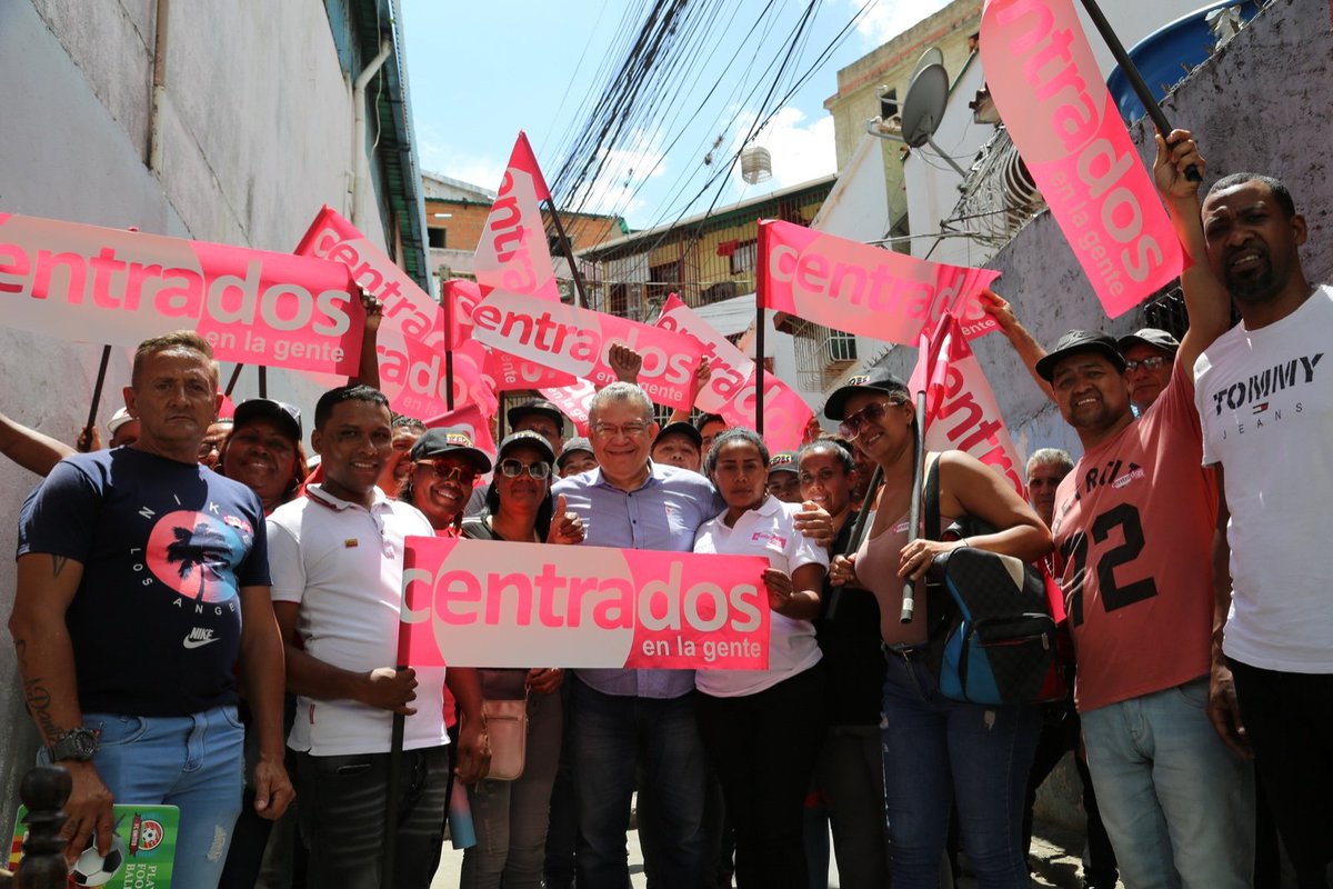 #25May 🇻🇪 || El candidato a la presidencia por Centrados en la Gente, @ENRIQUEMARQUEZP, reiteró que el 'modelo económico fracasado del Gobierno ha generado la migración masiva de venezolanos'. 🗣️ Así lo informó en una concentración desde Petare, en el estado #Miranda.