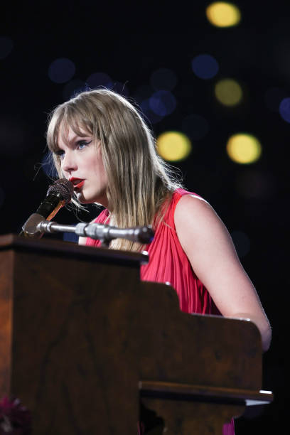 Taylor cantó en el set acustico de esta noche ✨The Tortured Poets Department y Now That We Don't Talk ✨You're On Your Own, Kid y Long Live #LisbonTStheErasTour 🌼🌼