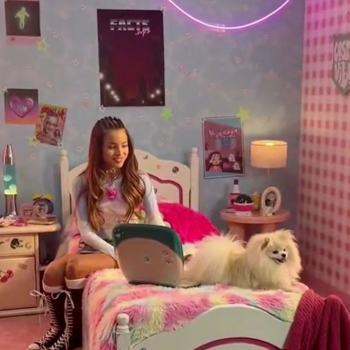 ccmernes's tweet photo. posters de Emilia para imprimir y decorar tu cuarto ୨ৎ https://t.co/FuDAKCyXC0