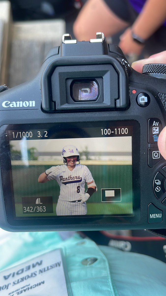After 3: @softball_lhhs takes the lead after a three-run home run by Makayla Mendoza. Panthers lead 5-3. #txhssoftball #UILPlayoffs