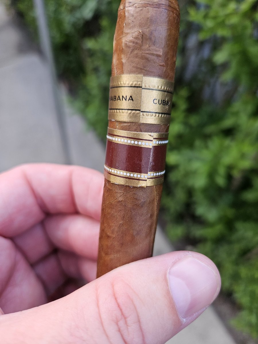 While the hospitality is always appreciated, I always hate when friends spend good money on a "Cuban" cigar while on a trip. They are usually not legit, as is the case here.

#cigar