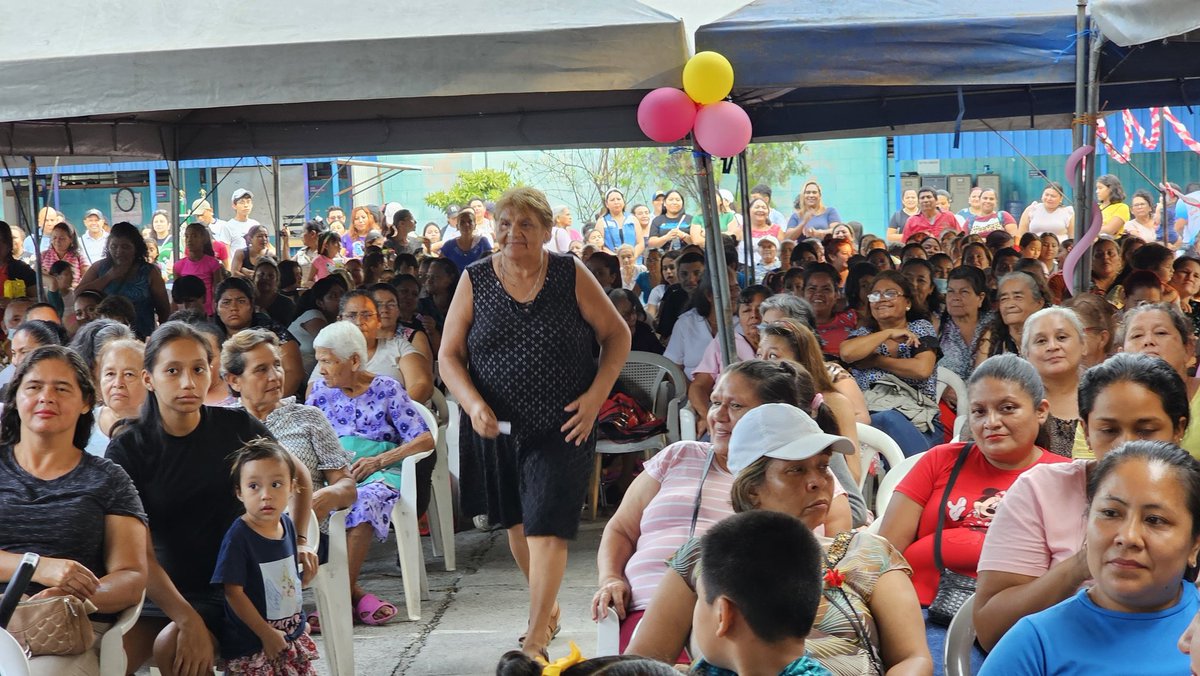 ComunitariosES's tweet photo. Nuestro fundador el Ministro de Trabajo, @RolandoCastroSv y nuestro director territorial, @GermanMunozSS comparten emocionantes premios con nuestras agasajadas, #MadresComunitarias🎀 https://t.co/fmBw3uVrBb
