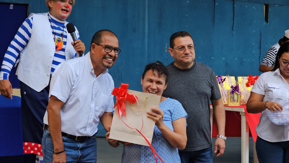 ComunitariosES's tweet photo. Nuestro fundador el Ministro de Trabajo, @RolandoCastroSv y nuestro director territorial, @GermanMunozSS comparten emocionantes premios con nuestras agasajadas, #MadresComunitarias🎀 https://t.co/fmBw3uVrBb