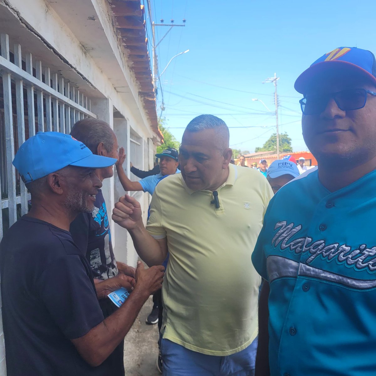 ad_nvaesparta's tweet photo. @ADemocratica #NuevaEsparta en compañía del Comando #ConVzla recorrieron la comunidad de Villa Rosa  para difundir el mensaje de cambio,  libertad y democracia que nuestro país necesita. 

¡AD sigue trabajando incansablemente para convertir a Edmundo González PRESIDENTE!🇻🇪 https://t.co/AlKxUi8u4e