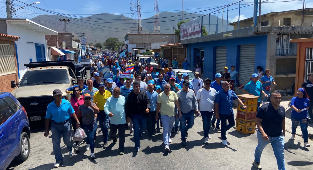 ad_nvaesparta's tweet photo. @ADemocratica #NuevaEsparta en compañía del Comando #ConVzla recorrieron la comunidad de Villa Rosa  para difundir el mensaje de cambio,  libertad y democracia que nuestro país necesita. 

¡AD sigue trabajando incansablemente para convertir a Edmundo González PRESIDENTE!🇻🇪 https://t.co/AlKxUi8u4e