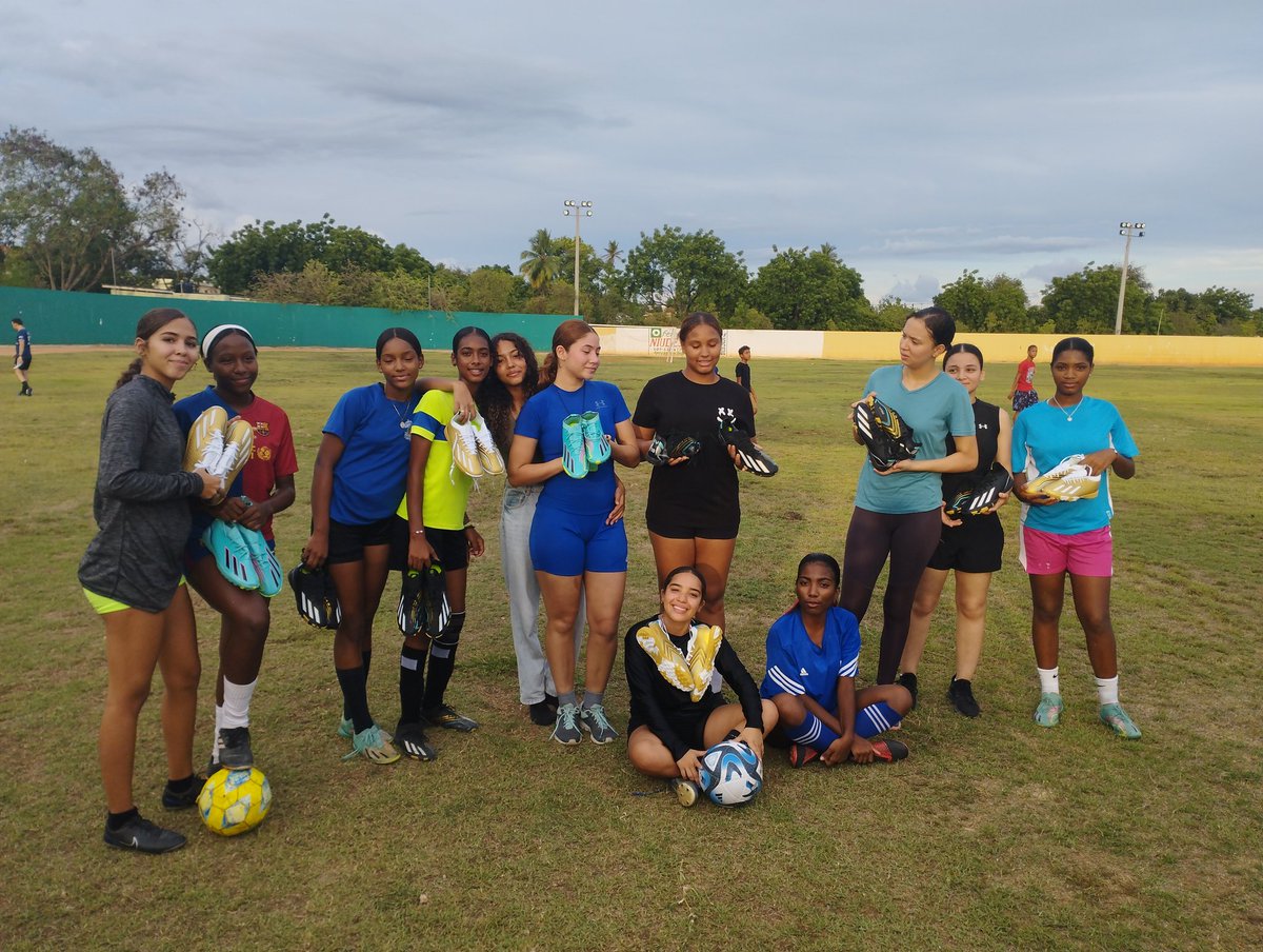 Gracias a @ARenLosDeportes #inefi por la donación de calzados para el equipos femenino Sub-17 de Azua. Nuestras niñas que practican con el sueño de ir al mundial que sera celebrado este año 2024. Con la colaboración de Dany Colón. @fedofutbol @BennyMetz @comnafutbolrd