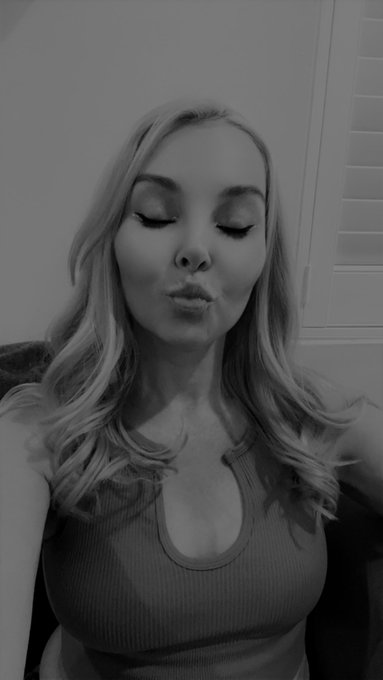 2 pic. Come play w me on https://t.co/sGHiBtcwfO https://t.co/xUFtLHshn3