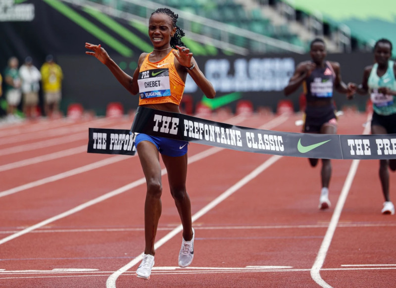 La keniana Beatrice Chebet establece récord mundial en 10,000 metros 🔗listindiario.com/el-deporte/oli… #ListínDiario
