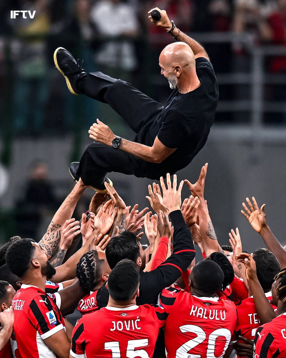 Pioli given a heroes goodbye after 5 years at Milan ❤️🖤
