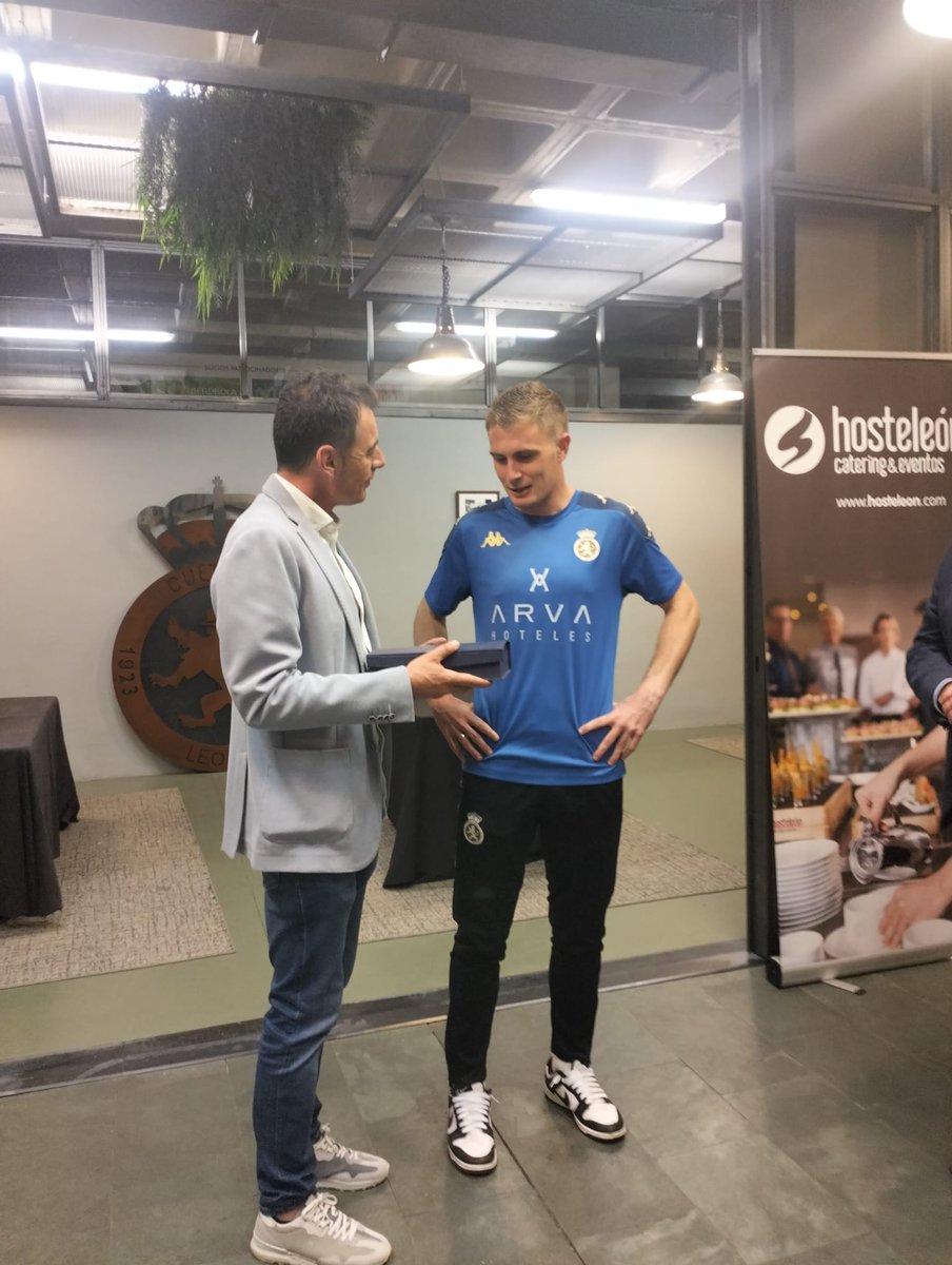 JosBArias1's tweet photo. La @penacultumadrid entregó el premio a mejor jugador de la temporada a @Miguelba26 !!
Gracias "Muro" por tú gran temporada y la de todo el equipo !!
#AupaCultu 🦁🆑️💯💪 https://t.co/NJAfMri6S7