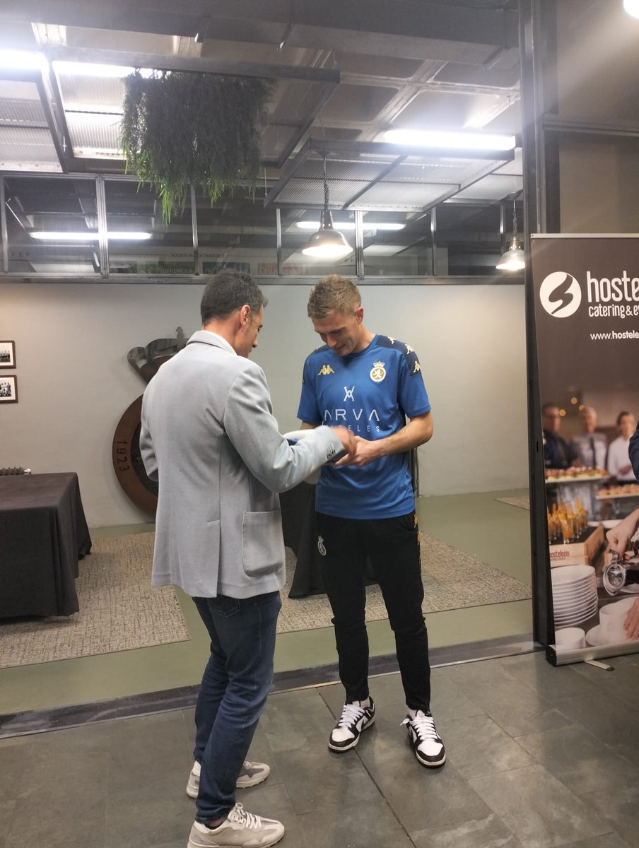 JosBArias1's tweet photo. La @penacultumadrid entregó el premio a mejor jugador de la temporada a @Miguelba26 !!
Gracias "Muro" por tú gran temporada y la de todo el equipo !!
#AupaCultu 🦁🆑️💯💪 https://t.co/NJAfMri6S7
