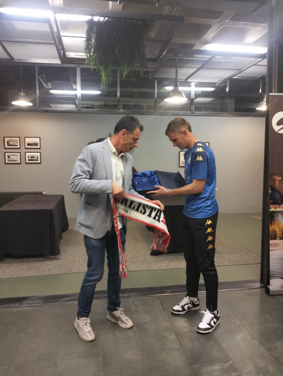 JosBArias1's tweet photo. La @penacultumadrid entregó el premio a mejor jugador de la temporada a @Miguelba26 !!
Gracias "Muro" por tú gran temporada y la de todo el equipo !!
#AupaCultu 🦁🆑️💯💪 https://t.co/NJAfMri6S7