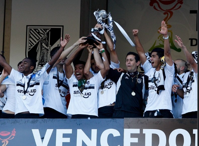 VSCdadepressa0's tweet photo. Neste dia há 11 anos o Vitória conquistava a sua maior conquista, a taça de Portugal de 2012/13.
O Vitória é um clube que apesar de não ter muitos títulos consegue ser considerado uns dos maiores do seu país.
Obrigado ao plantel, ao mister Rui Vitoria.
26/05/3013 https://t.co/jYZvl9CnMn