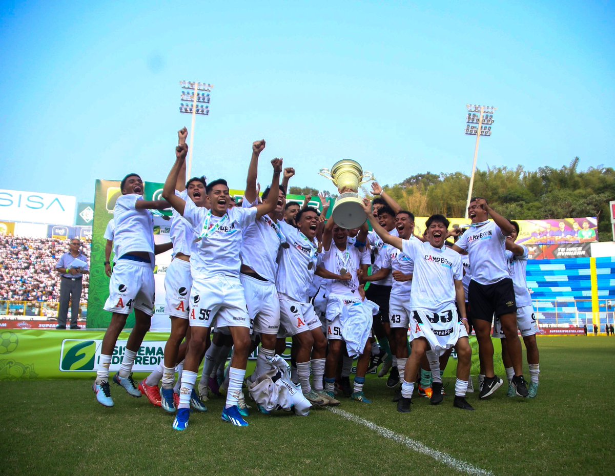 primerafutboles's tweet photo. ¡𝐋𝐎𝐒 𝐂𝐀𝐌𝐏𝐄𝐎𝐍𝐄𝐒! 👏🏼🏆⚽️🅰️
Los reservistas de Alianza F.C. se consagran campeones del #Clausura2024 al derrotar a C.D. Platense 5-1, logrando así su décima copa.
#FinalReservas #CopaSISTEMAFEDECRÉDITO #ALIvsPLA https://t.co/2fuqD6O4xZ
