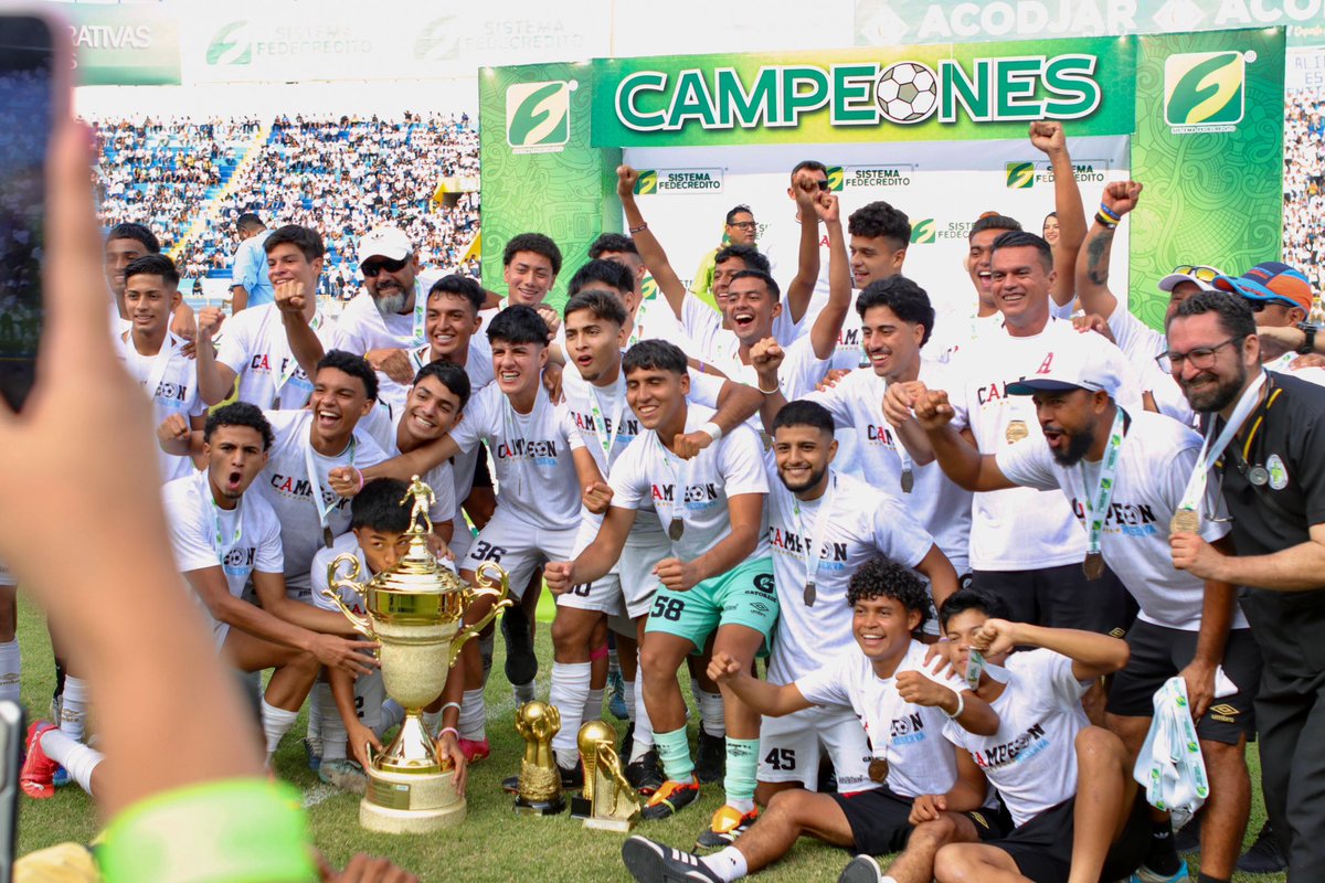 primerafutboles's tweet photo. ¡𝐋𝐎𝐒 𝐂𝐀𝐌𝐏𝐄𝐎𝐍𝐄𝐒! 👏🏼🏆⚽️🅰️
Los reservistas de Alianza F.C. se consagran campeones del #Clausura2024 al derrotar a C.D. Platense 5-1, logrando así su décima copa.
#FinalReservas #CopaSISTEMAFEDECRÉDITO #ALIvsPLA https://t.co/2fuqD6O4xZ