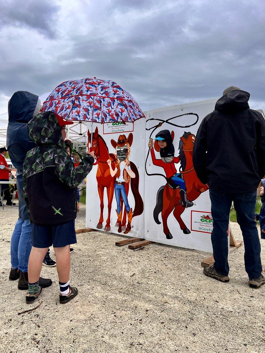 <a href="/RamRodeoSeries/">Ram Rodeo</a> today and tomorrow w/ <a href="/GreyFedAg/">Grey County Federation of Agriculture</a> .. that's a parasol not an umbrella ;)    c u soon #ag #ontag 🙏