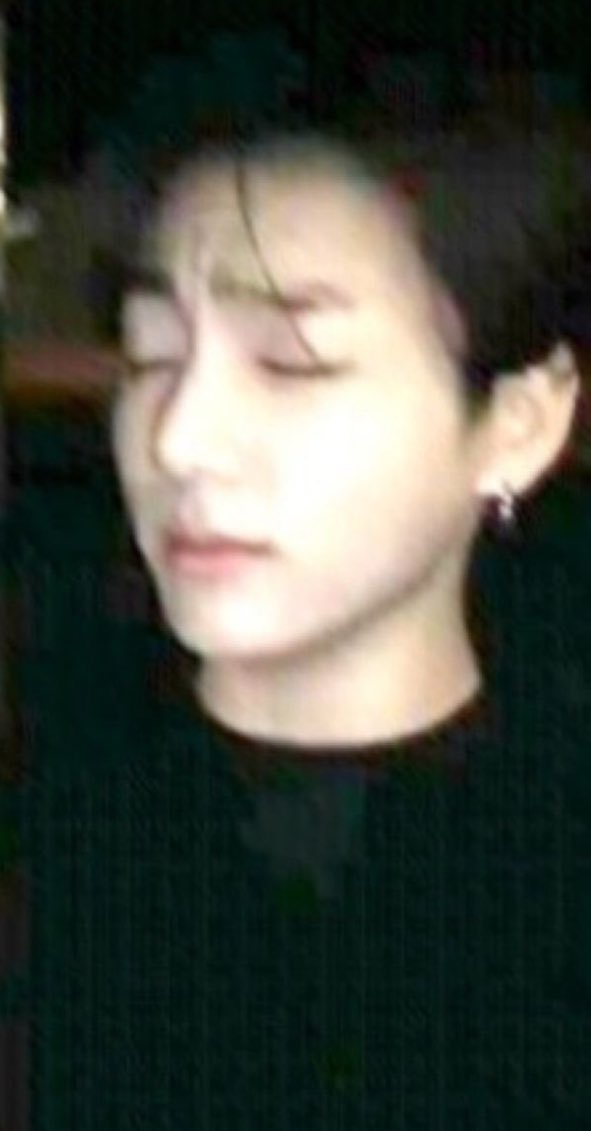 오랜만에 전아빠로 보고 싶다. 딸이 손전등 얼굴에다 비추면 딸바보여서 몇 초 받아주다 정신 부여잡고 알려주겠지. 사람 얼굴에 손전등 비추는 거 아니라면서.

- 씁.. 사람 눈에다 비추면 안 되는 거야. 알겠어요?
- 네에··.