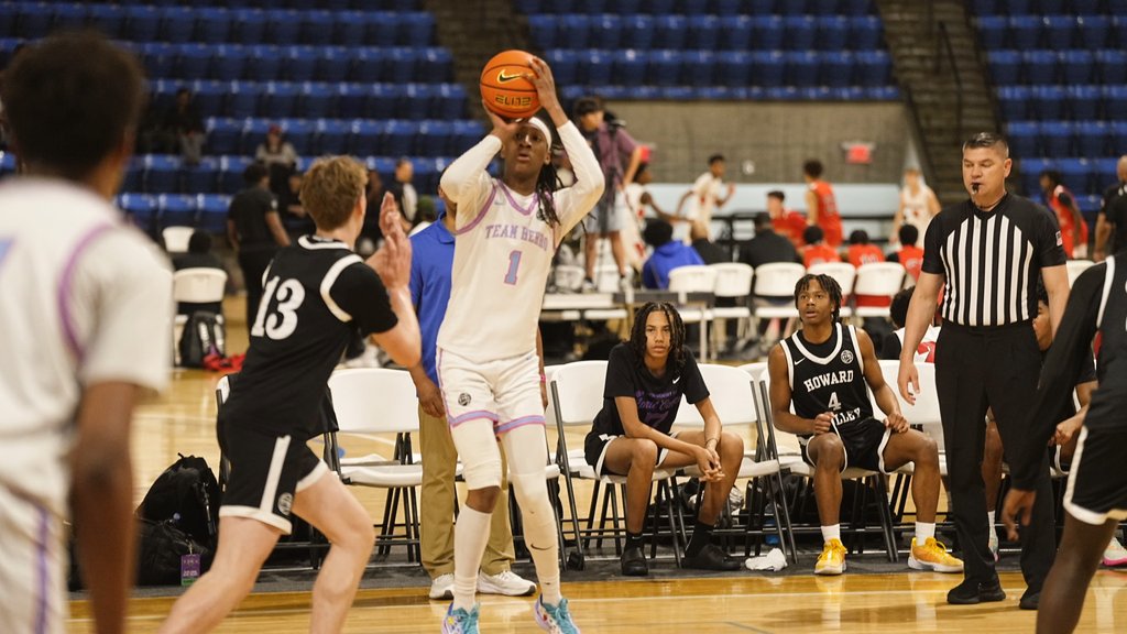 2027 SG Dooney Johnson just went for 19 points, 10 rebounds, and 6 assists in a win over Nightrydas (FL). High volume scorer that can hurt you in a lot of ways. Underrated defensive presence and facilitator. Has an early HM offer from Nebraska.