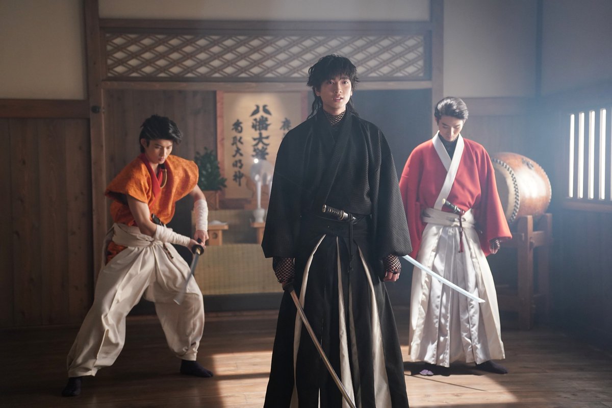 おはようございます。#君とゆきて咲く 剣舞の撮影前、各々確認中。 素