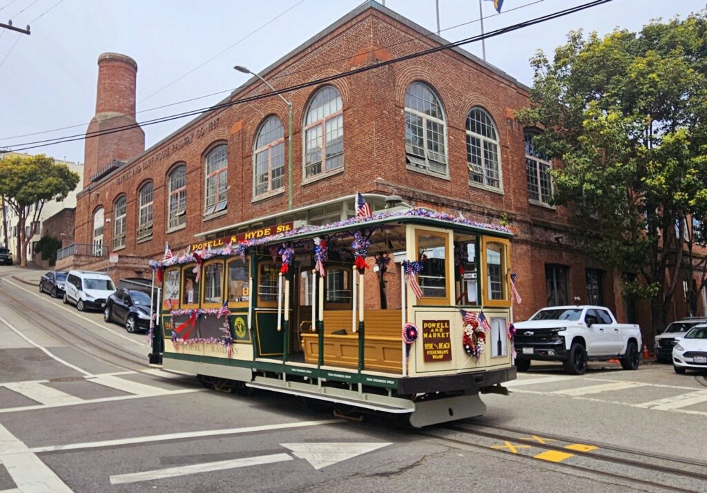 I’m on the streets today! Tag me in some photos! 
Thanks @VLupiz for the photos!
@SFMTA_Muni @sf_cablecar @SFCCM @SFCityGuides @onlyinsf #capturetransit #SanFrancisco #cablecars @talesoftherails