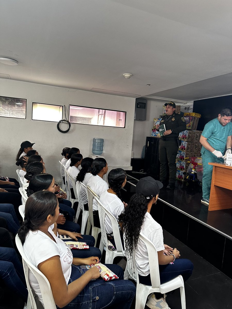 Edwinjurista's tweet photo. @SucrePolicia #Profesionalismo|⚖️ La Oficina de Control Disciplinario Interno de Instrucción Número 36, buscamos prevenir los riesgos que afecten la Disciplina a un grupo de mujeres y hombres que ingresaron a prestar el servicio militar, #MásVocaciónPolicial https://t.co/bAsNTpCmxt