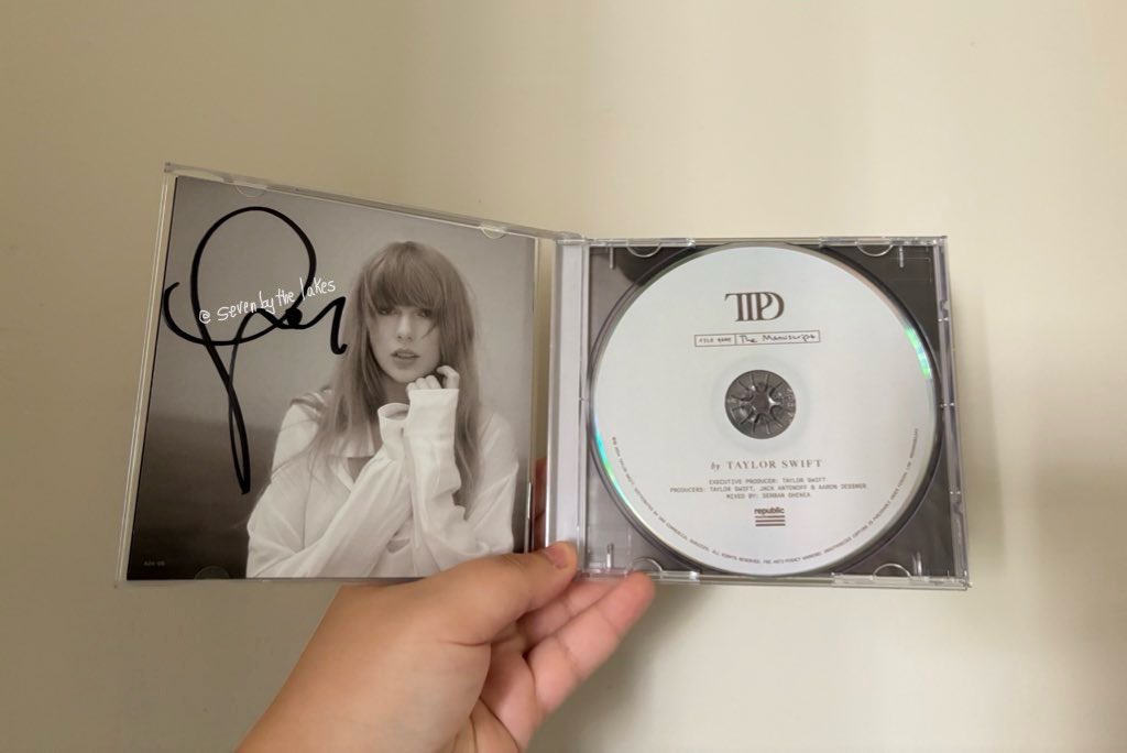 SIGNED TTPD FOR FACE VALUE!

I snatched an extra TTPD signed CD for a friend who was later able to buy one for herself! Soooo I am selling this for face value - around $34 plus shipping. Let me know if you’re interested below by replying with your fav #TSTTPD track 🤍💿