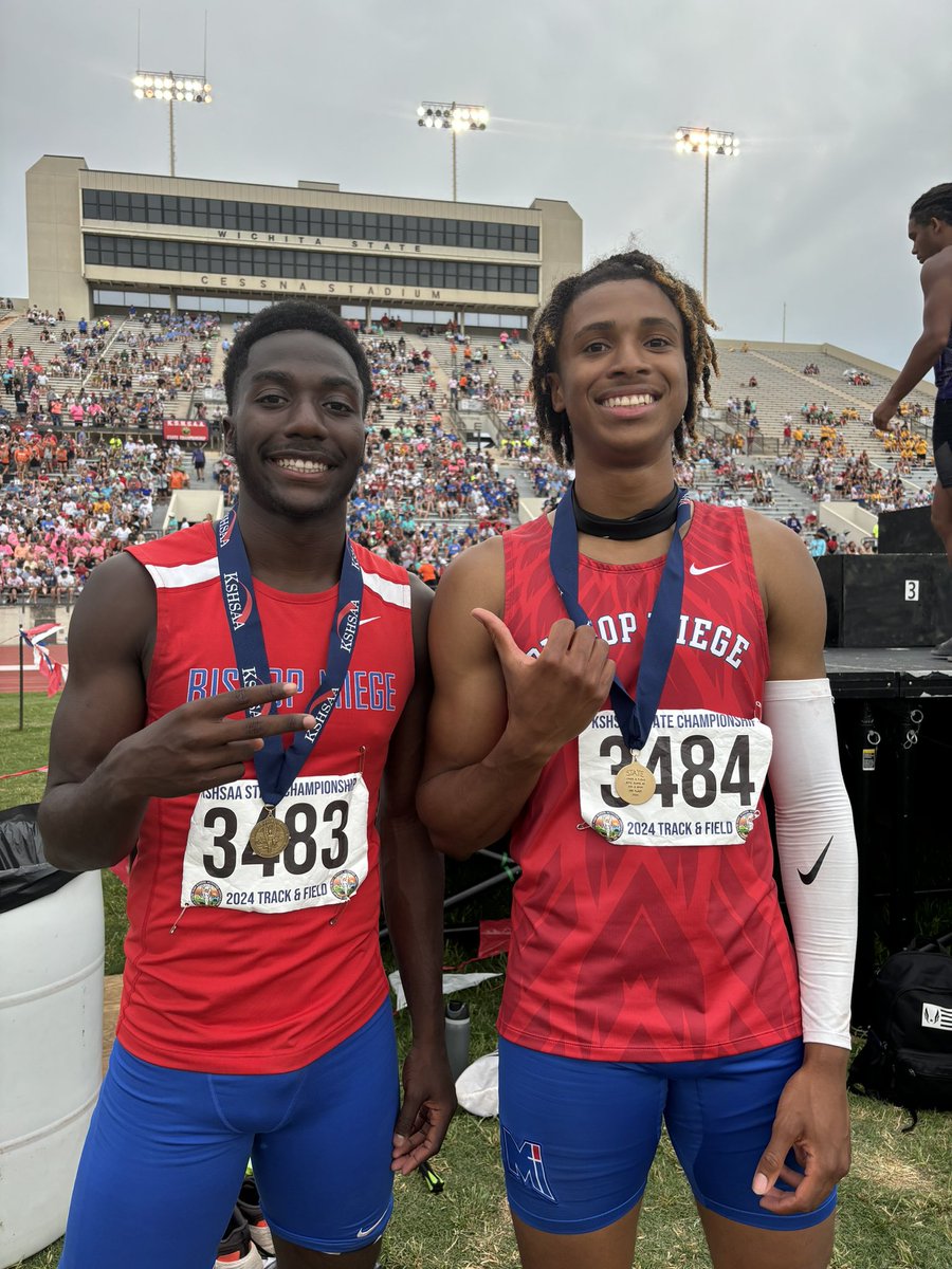 TrackInKansas's tweet photo. 4A 200 meter champ 🥇
LaMar Lynch Jr and Howard People from Shawnee Mission-Miege go 1 and 2 in the 200 meter dash only separated by .02 seconds
Lynch’s winning time was 22.42.
#trackinkansas https://t.co/3yZqwia6g2