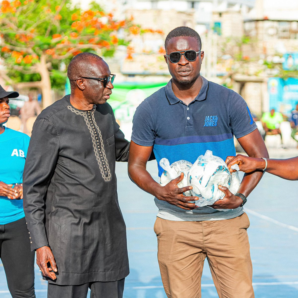 A l’occasion de la 3e journée du championnat national de Futsal U15, le Responsable de la discipline Alioune Badara Wade et le Directeur Technique National Mayacine Mar ont remis des ballons de futsal aux représentants des différents clubs. 🤩📸