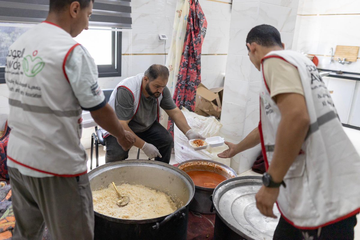 WCK’s team in Gaza delivered hundreds of meals to patients and staff at Al-Awda hospital in northern Gaza today. Our network of kitchens supports the food needs of medical centers all across Gaza struggling to cope with the desperate health needs of Palestinians impacted by the