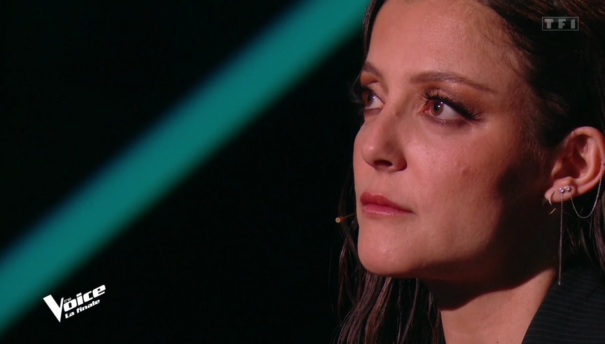 Soldatdesmedias's tweet photo. L'émotion de @CAMILELLOUCHE devant l'émouvante prestation de #Shanys ! 😥💔 #TheVoice https://t.co/uqZw6yiLXK