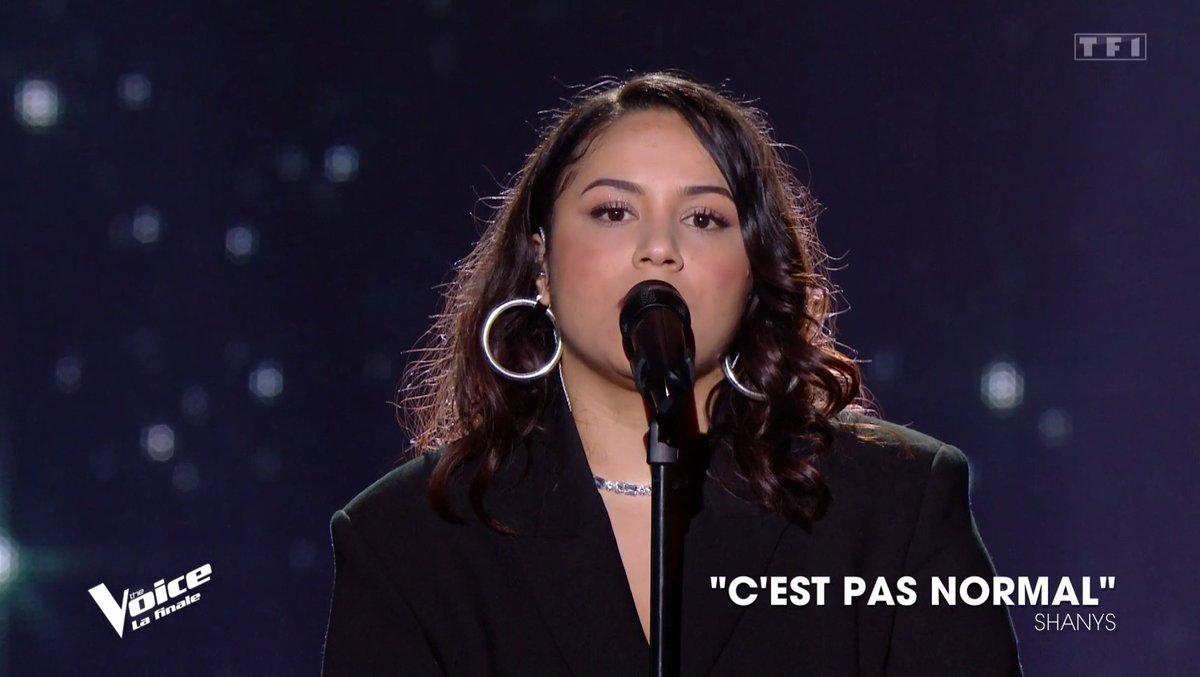Soldatdesmedias's tweet photo. L'émotion de @CAMILELLOUCHE devant l'émouvante prestation de #Shanys ! 😥💔 #TheVoice https://t.co/uqZw6yiLXK