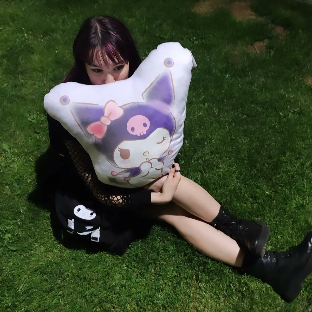 Pg06Silvia's tweet photo. Me sentía aesthetic con mi Kuromi nueva 🥺🖤💜 https://t.co/nyYZv5Ofa6