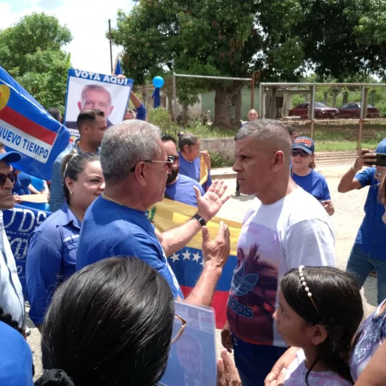 UNTinaquillo's tweet photo. Hoy #25May | Tuvimos el honor de recibir a dirigentes regionales, así como a nuestro presidente, @luisvillanuevaunt , para llevar a cabo una visita casa por casa en el sector "Las Casitas" de la comunidad de La Floresta.

Hilo 🧵 https://t.co/X6dnoEt38M