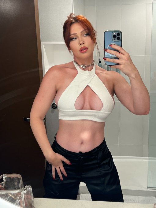 This bathroom lighting is fire. https://t.co/H1jTBhJxbN