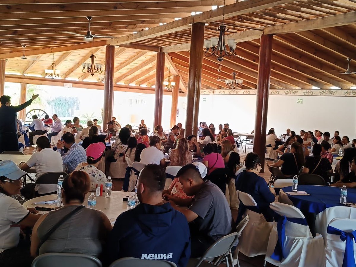 SASantibanez's tweet photo. Construir el #Guanajuato que deseamos es una tarea de todos. Con @LibiaDennise, juntos sociedad y gobierno vamos a mejorar nuestra calidad de vida. 
Reunión con sociedad civil en #Celaya 
Conoce más en: https://t.co/18R7UKt6Sn
#VotaLibia 
#EllaSíPuede
#LibiaGobernadora https://t.co/UlxXrvEW4B