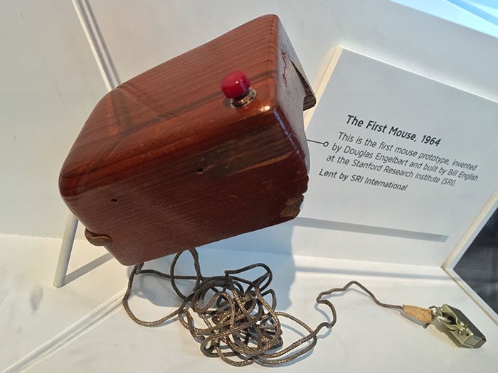 El primer ratón de computadora, inventado en 1964 por Douglas Engelbart.