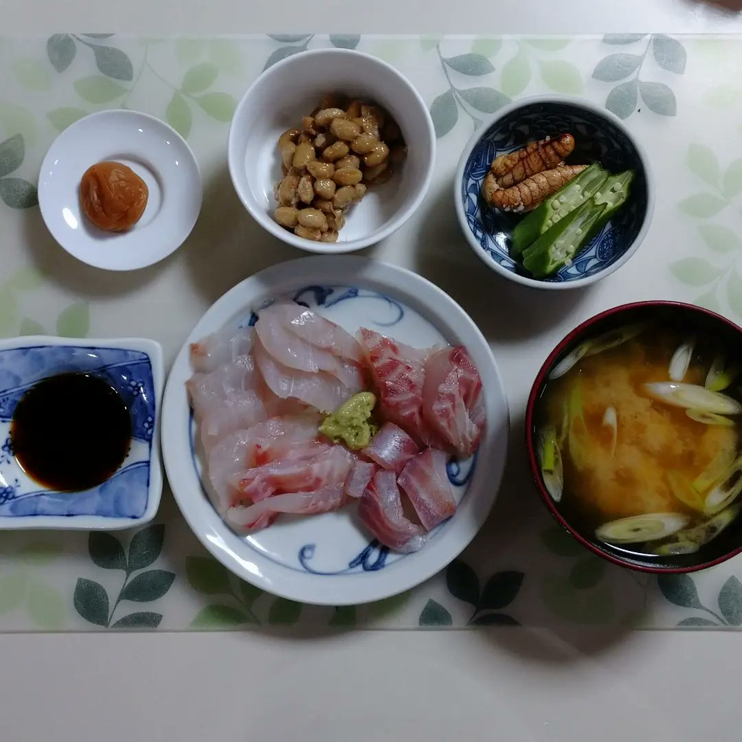 cherry_masaya's tweet photo. #goodmorning #mycooking #breakfast #sashimi
#largescaleblackfish #chickengrunt
#fishroe #natto #okra #umeboshi #misosoup #healthy #tastegood
#朝ごはん #お刺身ごはん #メジナの刺身 #イサキの刺身 #お刺身 #イサキの卵 #秋葵 #納豆 #豆腐のお味噌汁 #梅干し #健康 #美味しい #好好吃 https://t.co/S1m0wxBqEL
