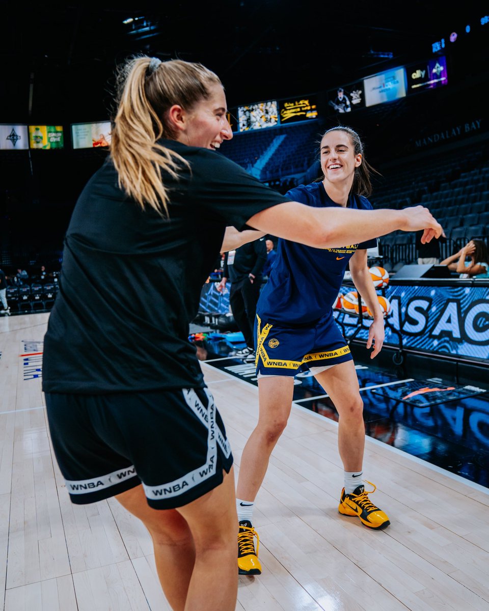 brilewerke's tweet photo. Caitlin and Kate reunited 😭📸 https://t.co/GouPCA8f9R